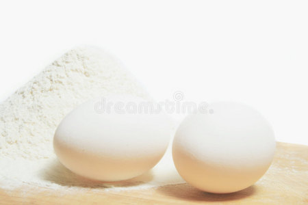 鸡蛋和面粉。