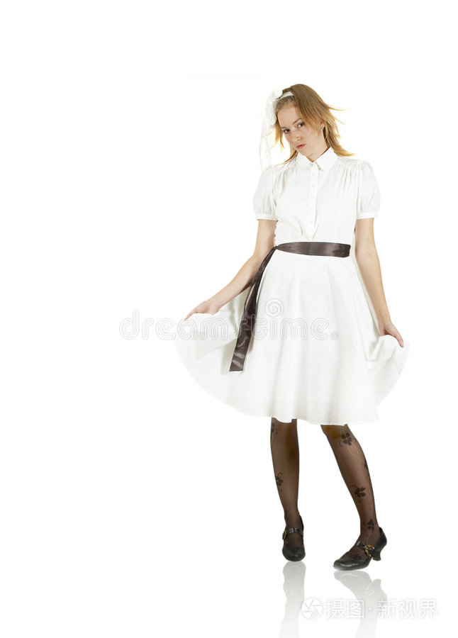 站在白色漂亮的长袍和传单上的女孩
