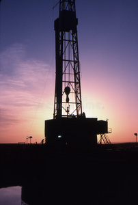 日出石油钻机图片