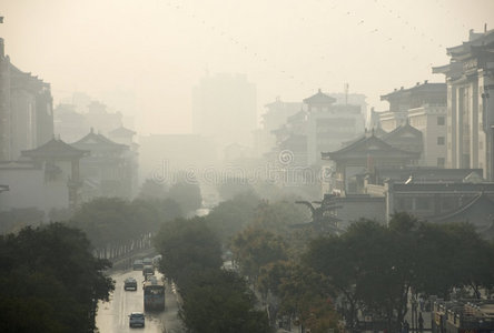 2008年拍摄的中国西安一条烟雾弥漫的街道