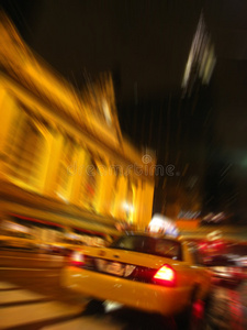 纽约出租车驶过中央车站
