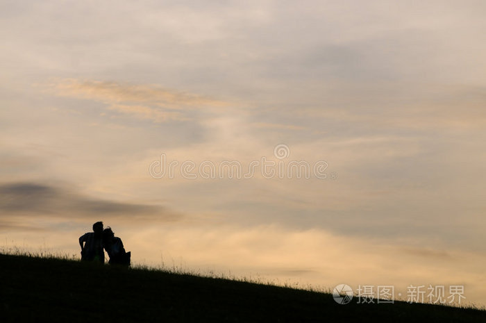 靠在他的肩膀上
