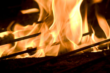 火焰在木头和烤架上熊熊燃烧