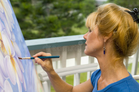 女画家在画布上绘画