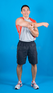 健身者在运动中伸展手臂