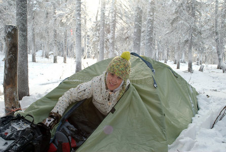 女孩帐篷在雪地里露营图片