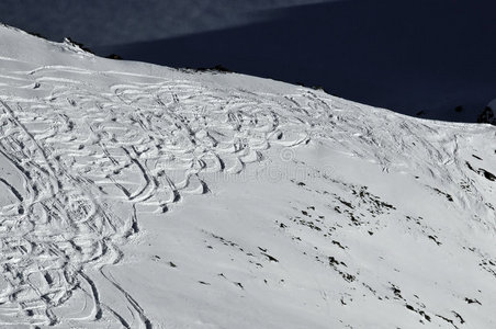 靠近边缘滑雪