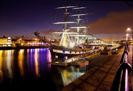 历史悠久的帆船夜间停靠在城里