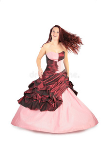 一个穿着粉红色长裙，头发飘扬的女人