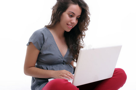 年轻漂亮的女孩在用笔记本电脑