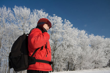 雪地上的徒步旅行者