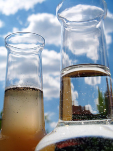 脏水一瓶又干净又脏的水照片