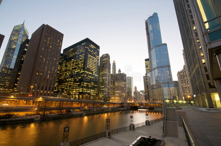 夜晚的芝加哥河