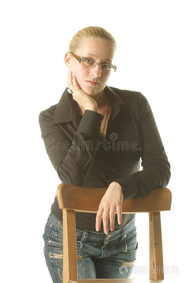 坐在椅子上的女孩
