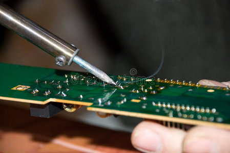 钎焊板手拿烙铁照片
