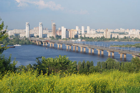 巴顿桥横跨第聂伯河，夏季景观