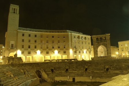 夜晚的莱切，罗马圆形剧场