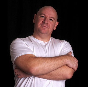 满脸怒容的光头男人照片