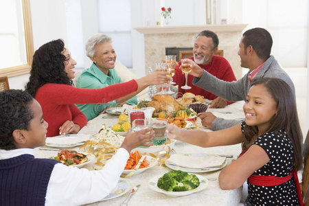 全家一起吃圣诞晚餐图片