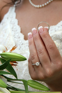 新娘手持新郎戒指
