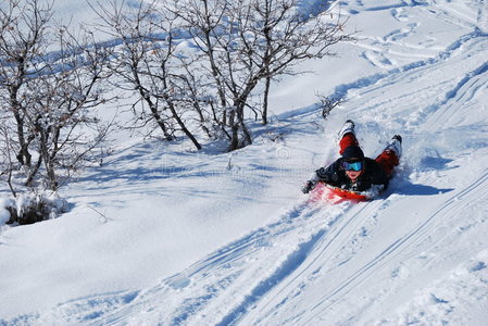 小男孩雪橇