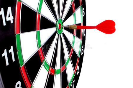 钉入木板与在靶心的箭靶子业务人手握目标与飞镖击中中心(服务的)对象