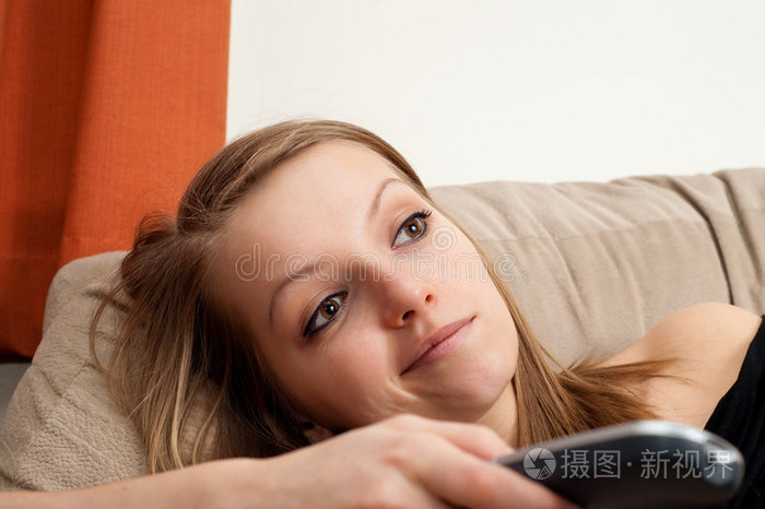 金发美女看电视