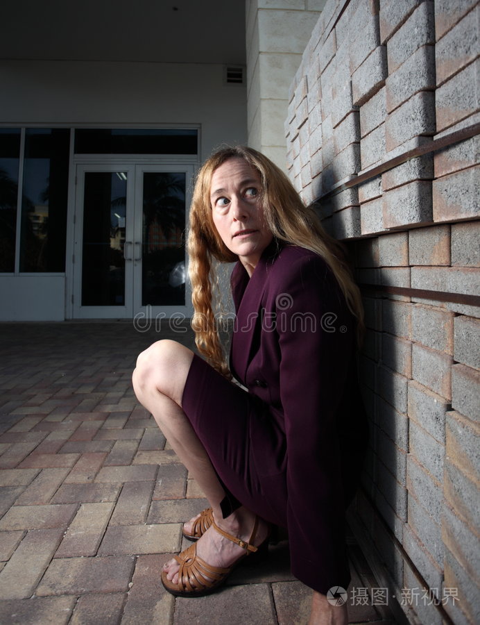 哭泣的年轻女商人这对夫妇在女孩做怀孕测试时看起来很担心咳嗽的年轻