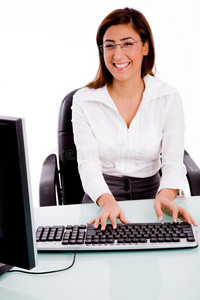 女性在电脑上工作