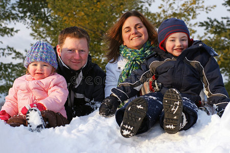 雪堆上的一家人图片