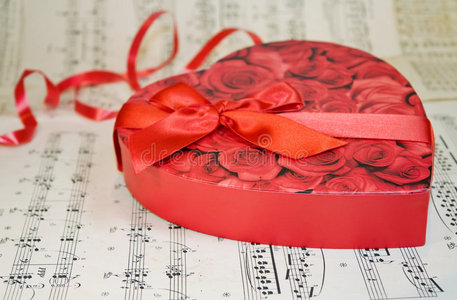 经典音乐音符上的巧克力心盒图片