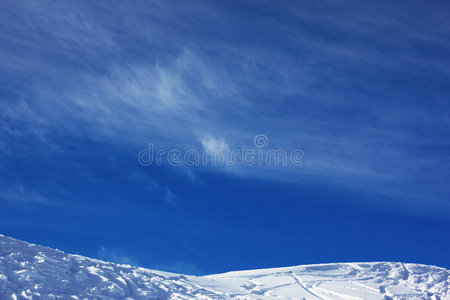 滑雪场斜坡和天空