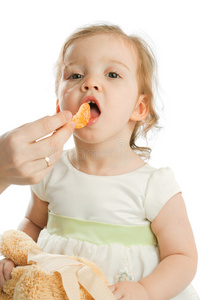 吃橘子的女孩照片