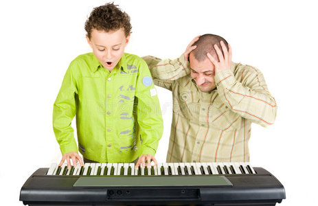 钢琴弹得不好的孩子