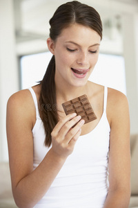 吃巧克力的年轻女人