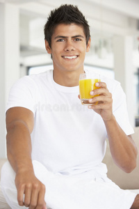 喝橙汁的年轻人