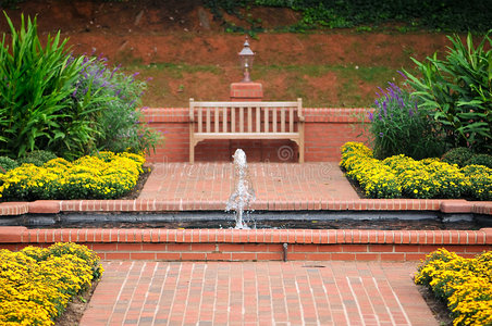 砖砌走道和花园喷泉长凳