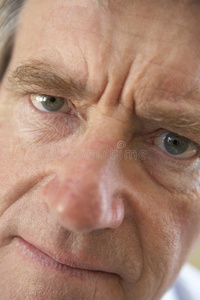 皱眉老人皱眉头的画像照片