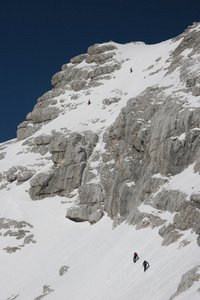 朱利安阿尔卑斯山的冬季登山者