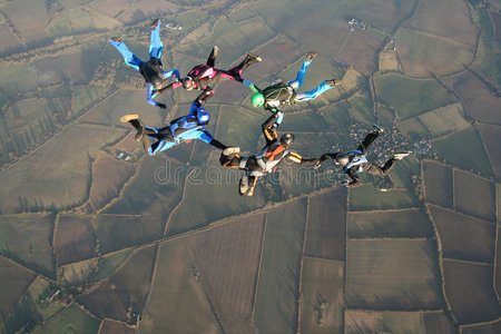 六名跳伞运动员