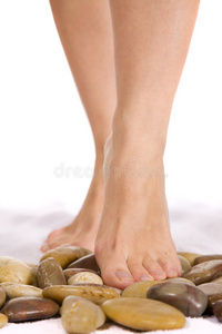 美丽的女人脚踩在石头上.照片