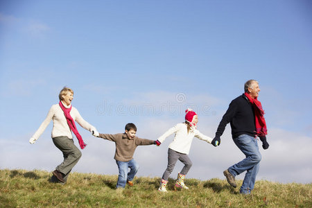 祖父母和孙子孙女跑步