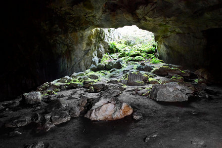 漫画山洞里图片