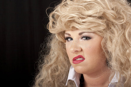 金发女人嘲笑照片