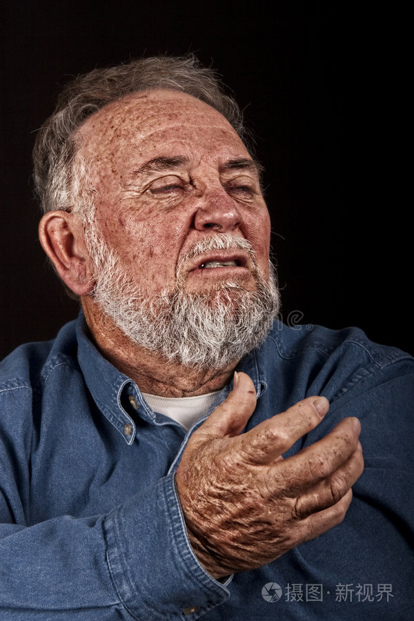 愤怒悲伤的老人