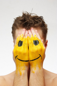 一个戴着微笑面具的男人照片