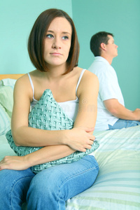 一对白种夫妇吵架不和谐吵架打架的孩子心烦意乱的夫妻吵架后不说话