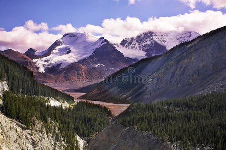 雄伟的山景，雪坡