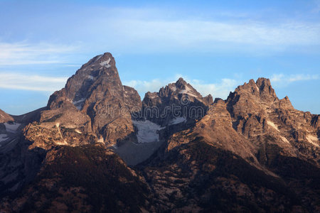 黎明时崎岖的山峰