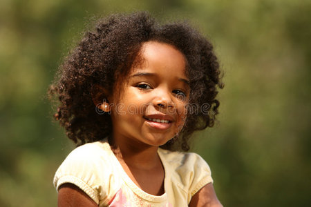 干旱美国黑人儿童美国黑人婴儿非洲儿童的手被水龙头饮用水营养不良